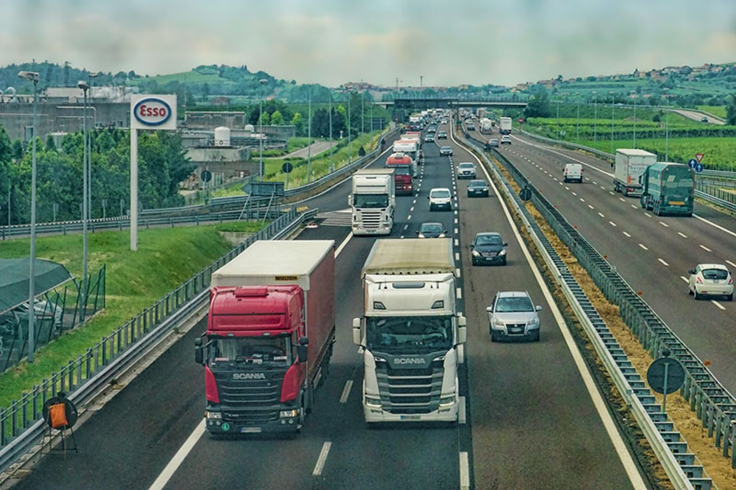 Kamiony a auta jedoucí po dálnici